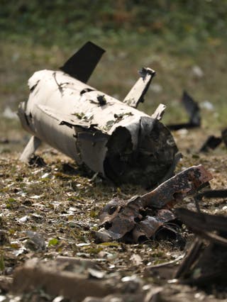 Vojni ostaci leže na tlu u vojnoj zračnoj bazi La Carlota